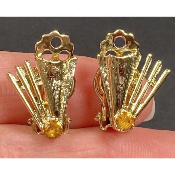 Vintage Mid-Century Gold Tone Floral Starburst Brooch & Clip On Earrings - Picture 13 of 16